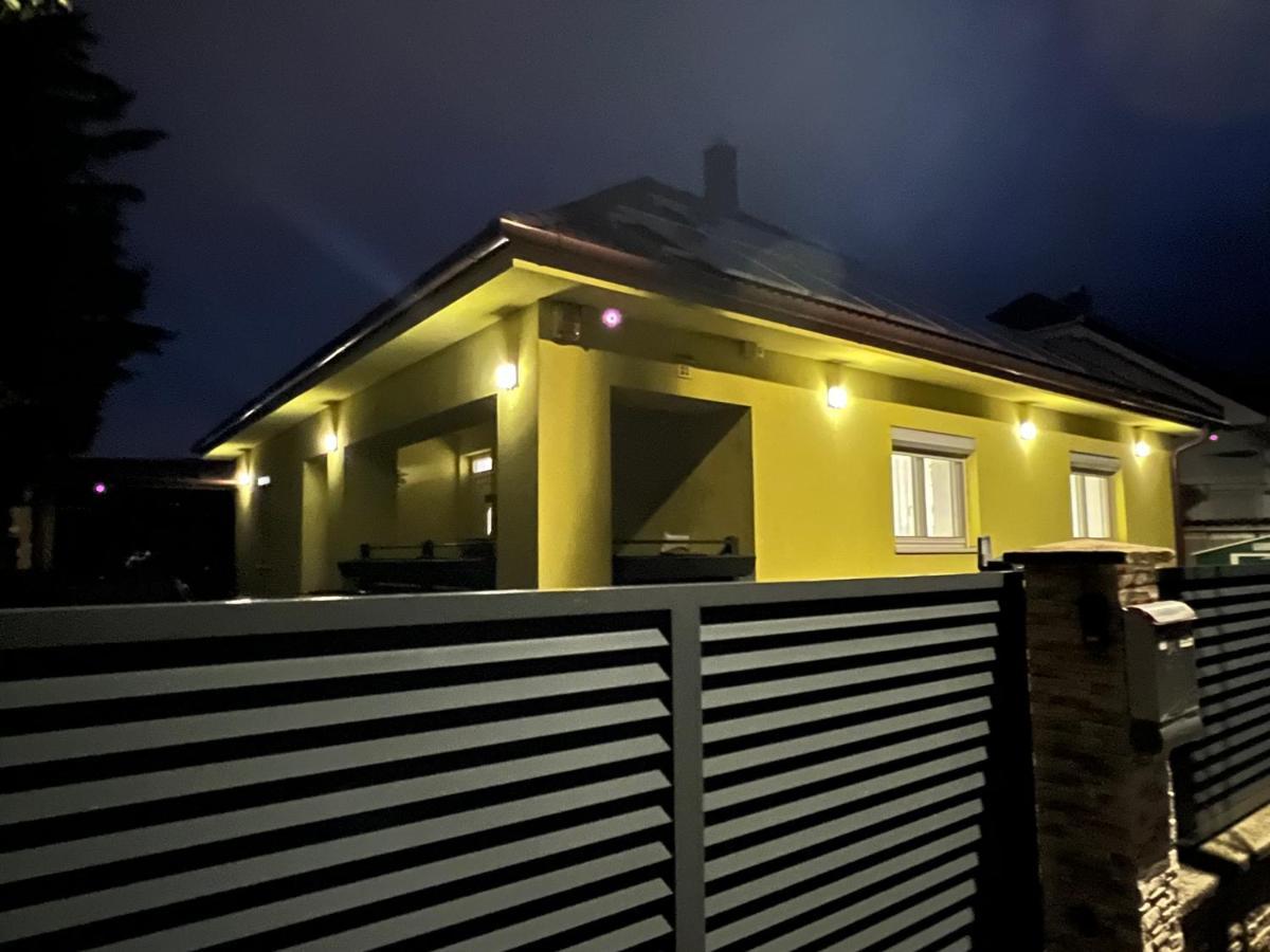 Star Street Home Мошонмадьяровар Экстерьер фото
